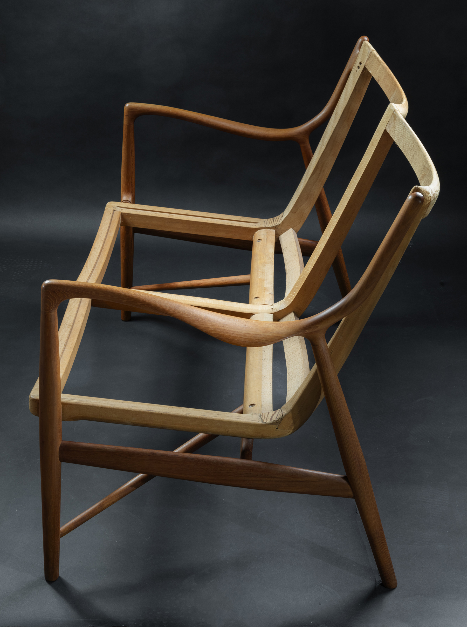 No.45の2人掛けオリジナルフレームの横からの写真