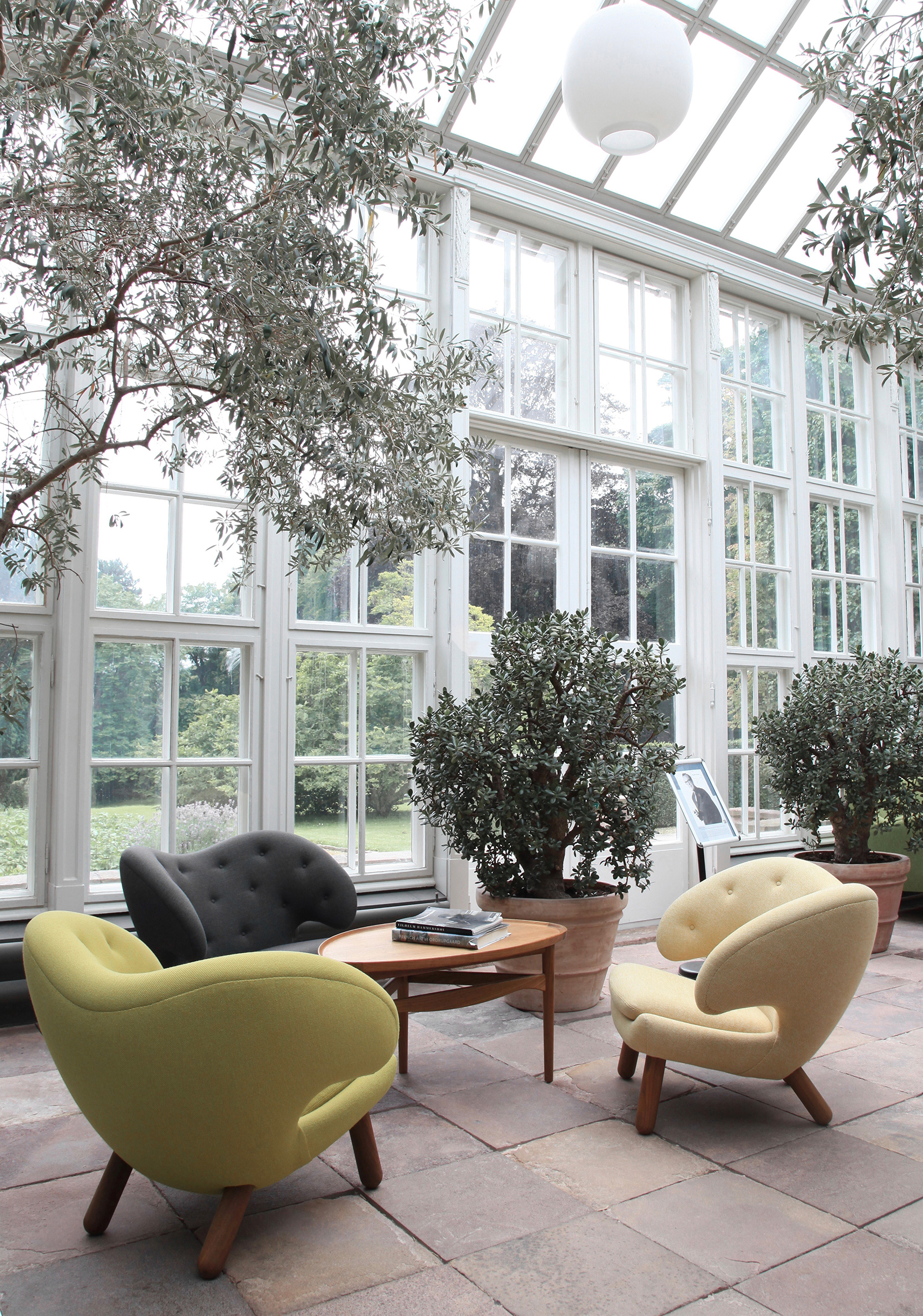 屋外に置かれている3台のペリカンチェアの写真