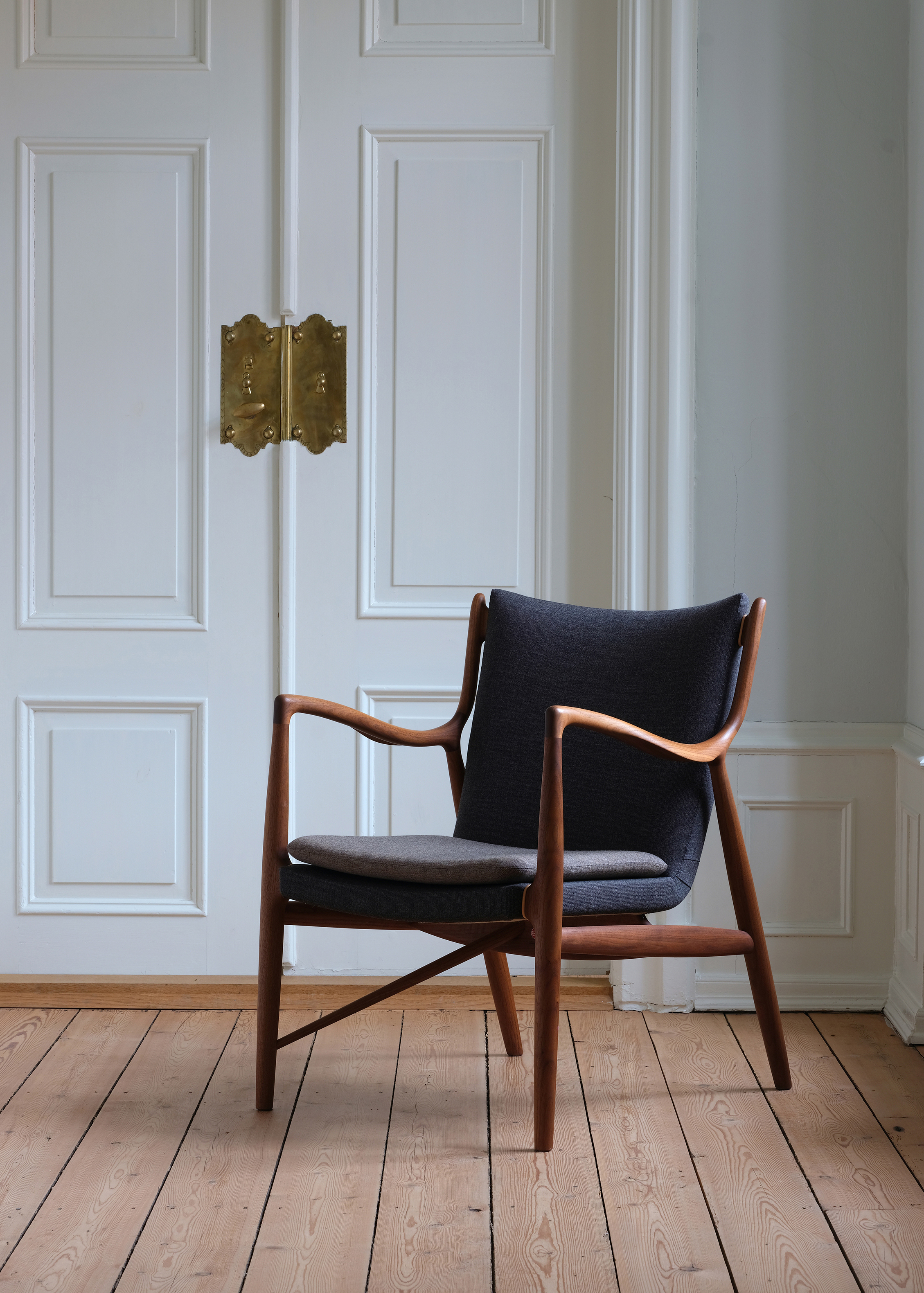 正面から見た黒の布張りのNo.45の写真