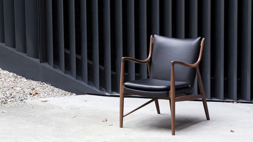 正面から見た黒革張りのNo.45の写真