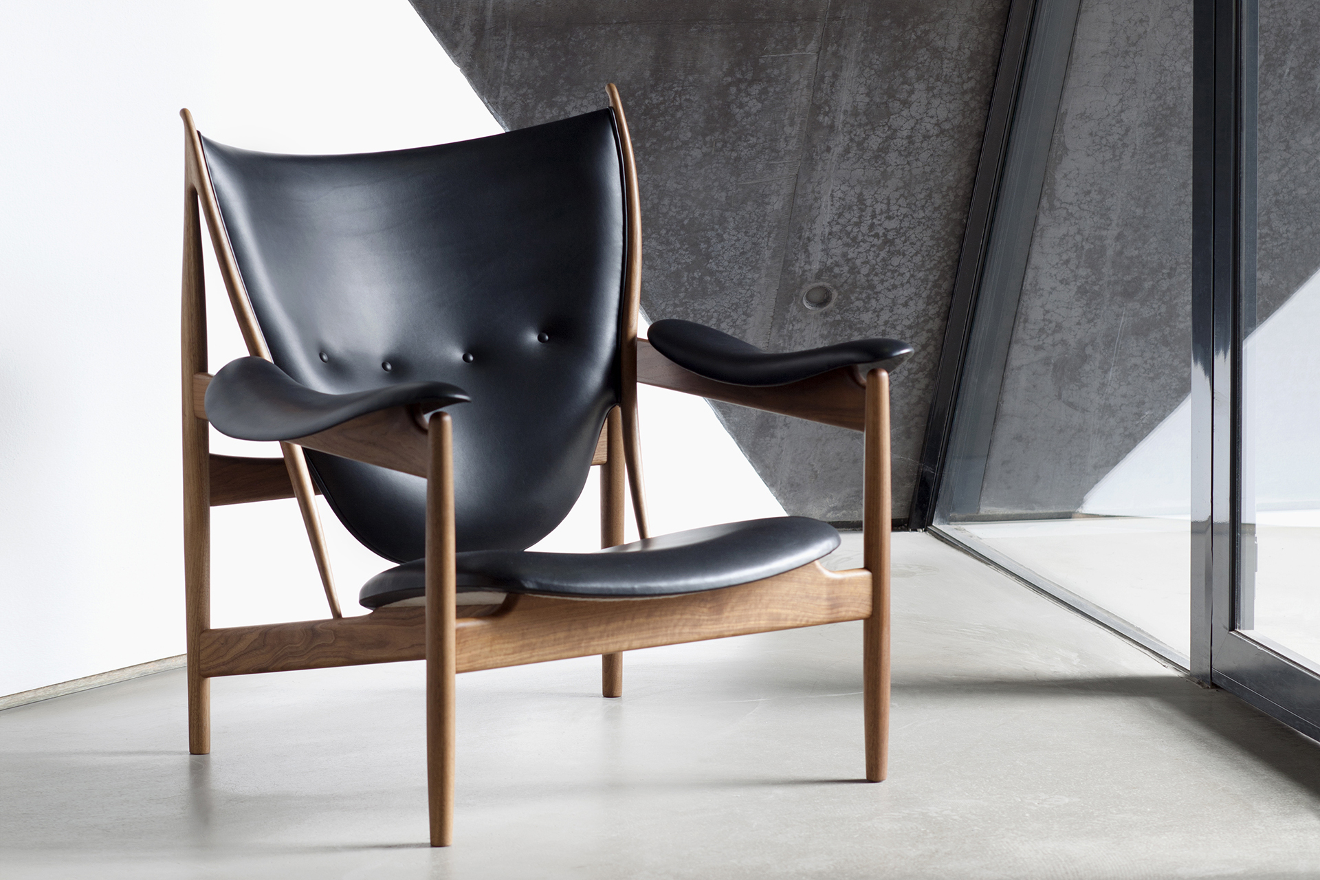 黒のレザーのチーフテンチェアの全体写真