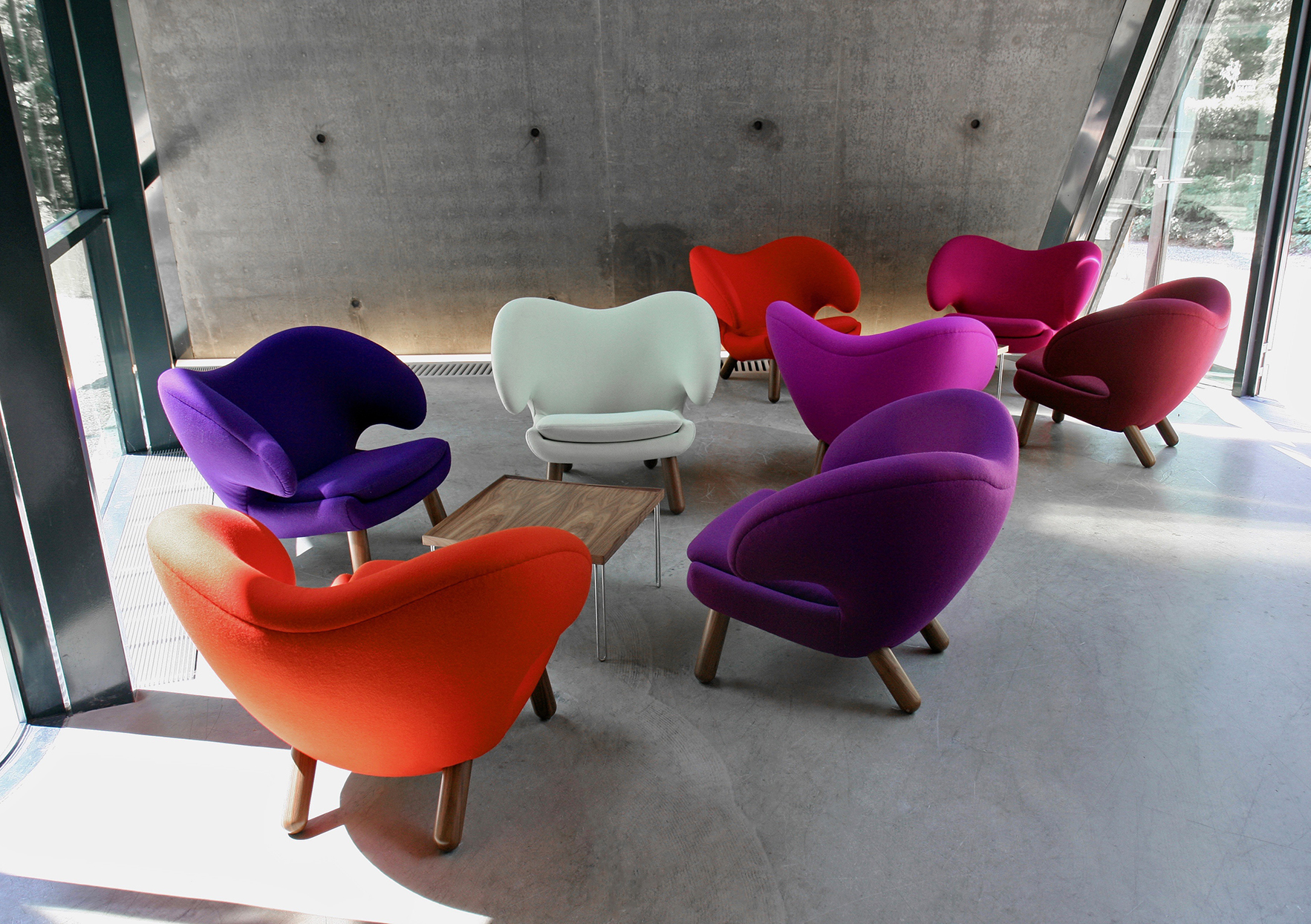 たくさんのカラフルな張り地のペリカンチェアの写真