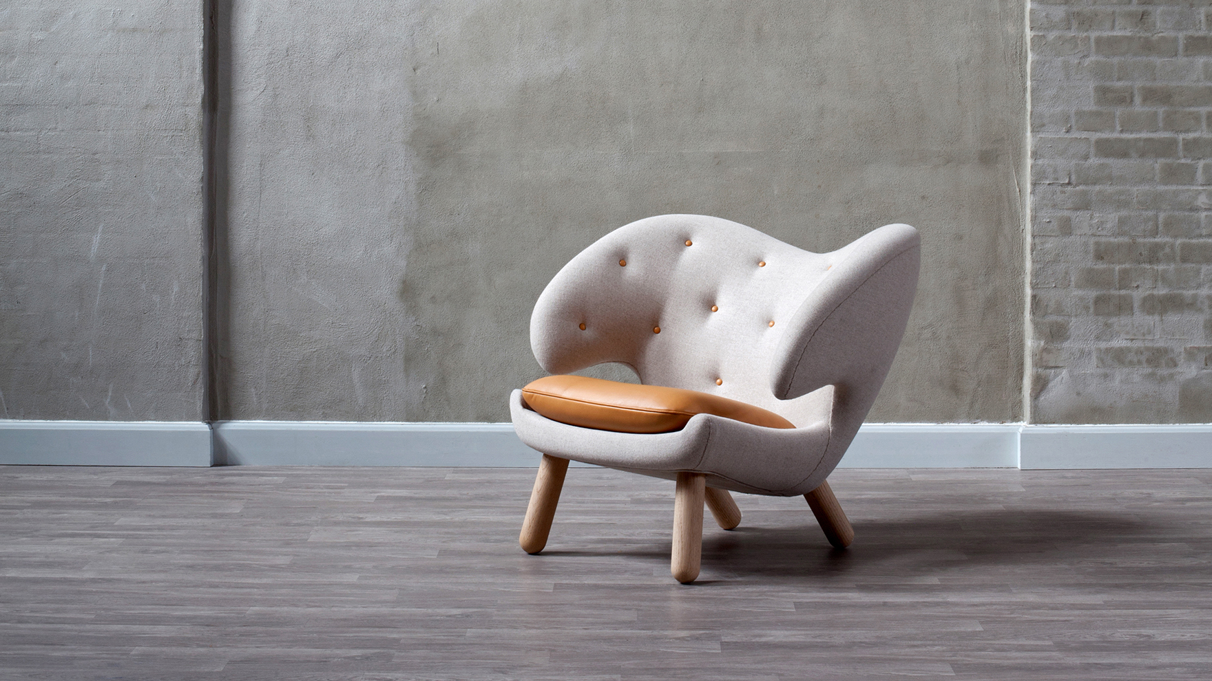 白い張り地のペリカンチェアの写真