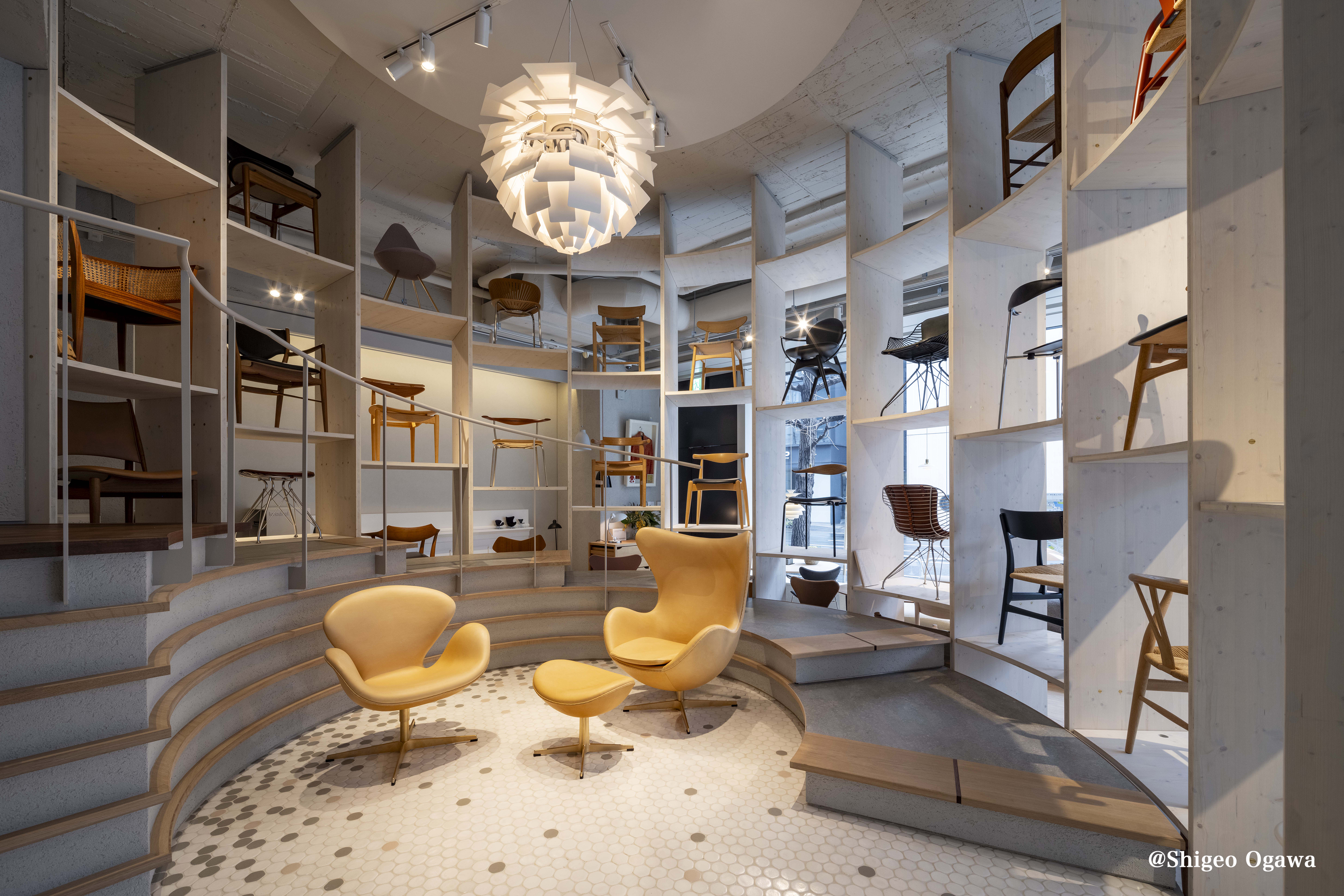 ロゴバ東京店ショールームの椅子展示部分の写真2