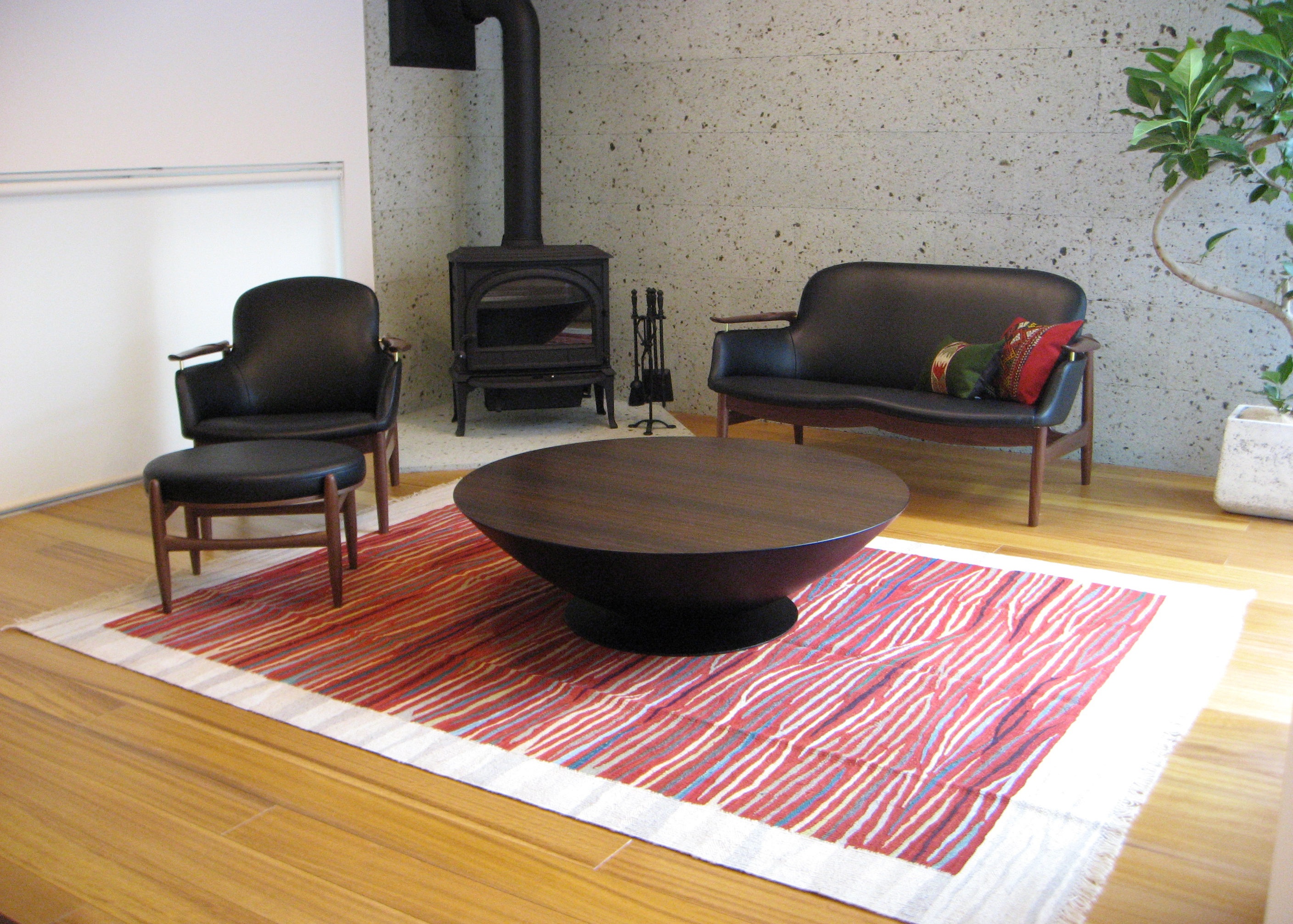 リビングに敷かれた赤のロゴバキリムの写真