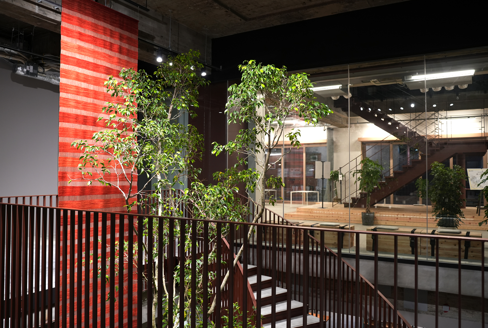 赤のロゴバキリムのタペストリーの写真