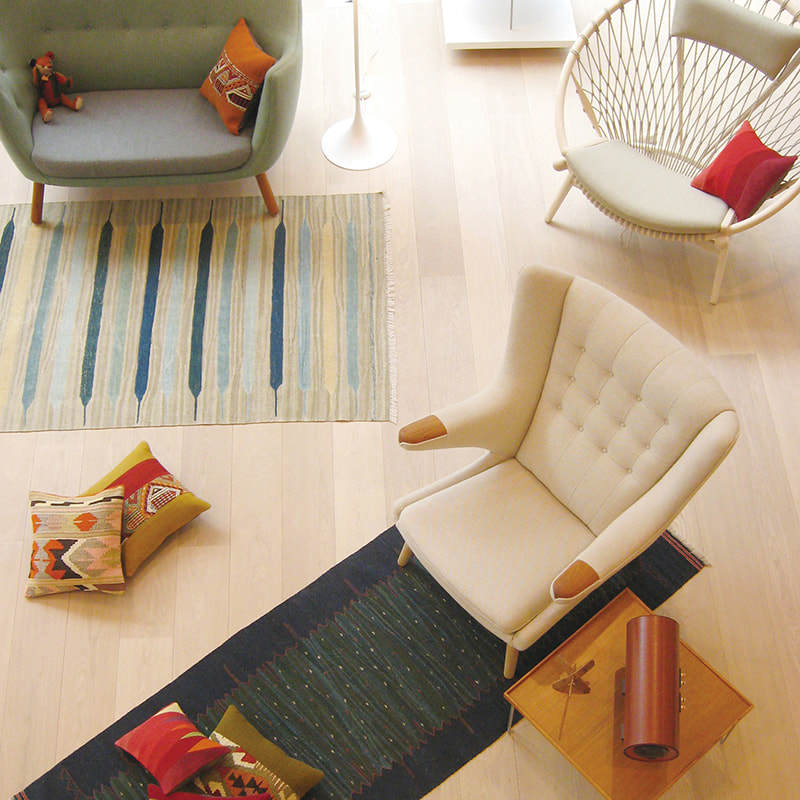 ロゴバキリムと北欧家具、キリムクッションが写っている写真