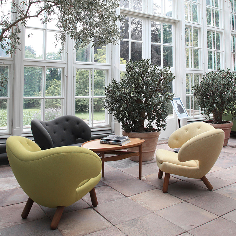 囲むように置かれた3台のペリカンチェアの写真