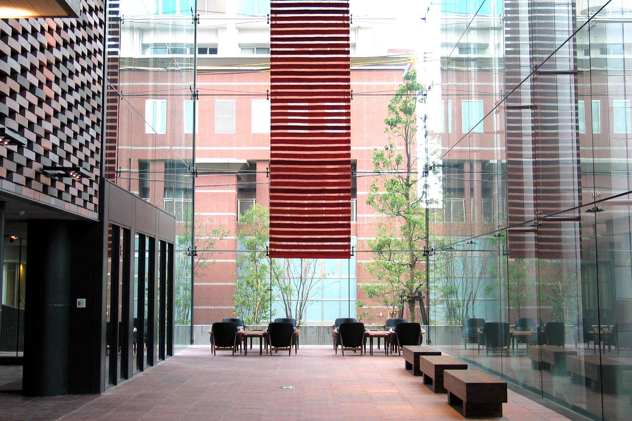 天井から吊られているロゴバキリムの赤のタペストリーの写真