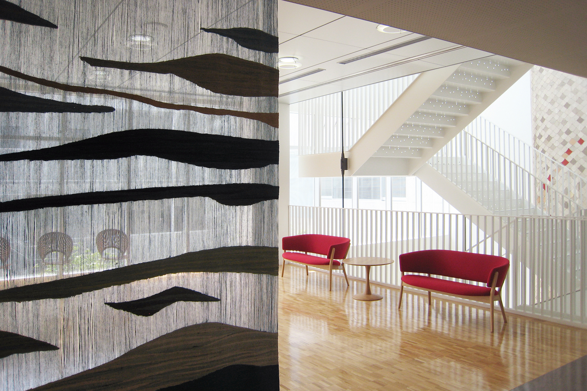 透かしキリムとチェアの写真