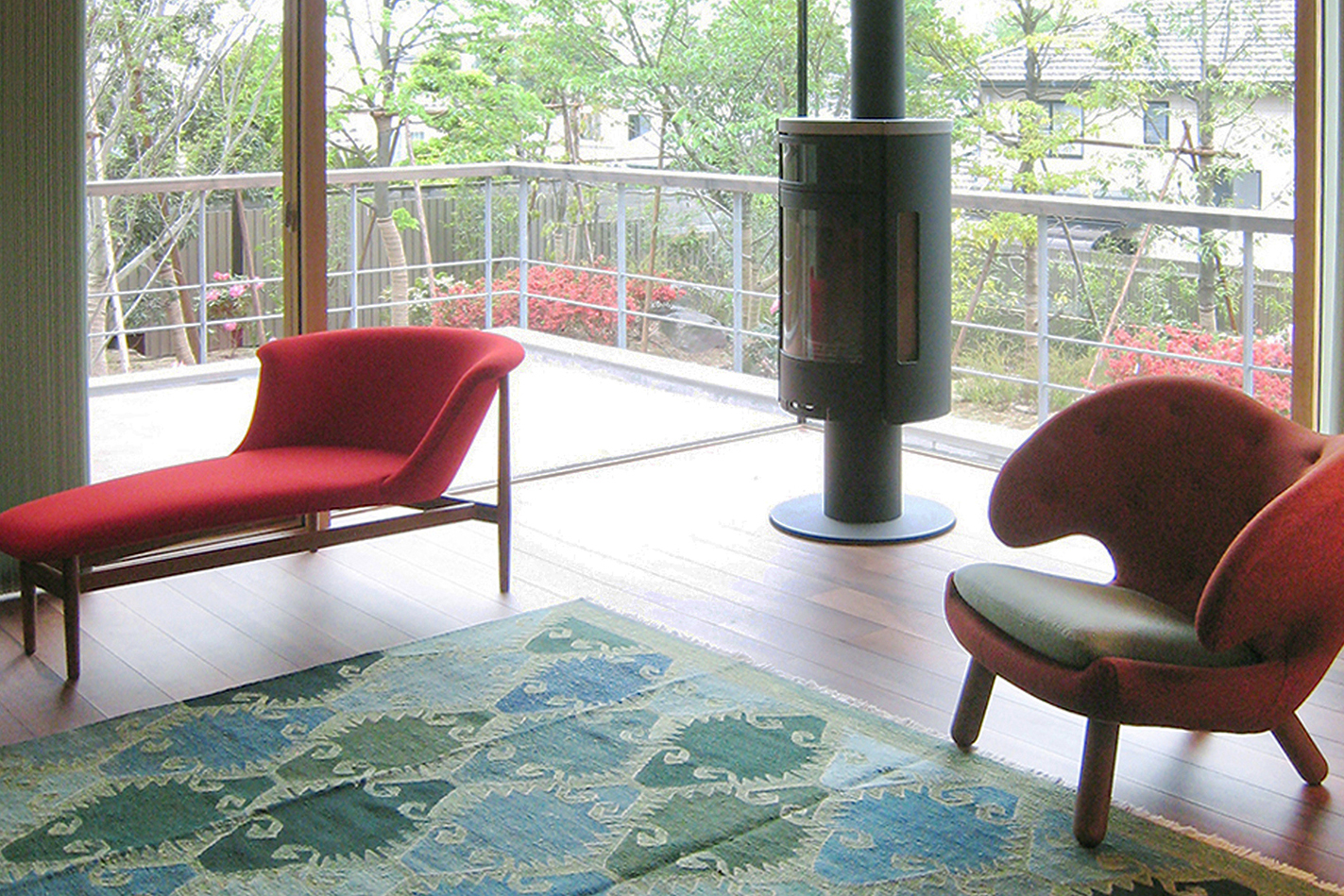 暖炉の前に敷かれたキリムと北欧家具の写真